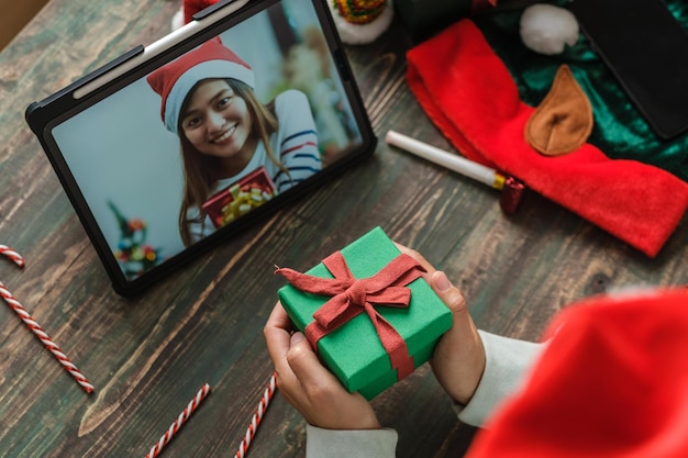 Zdjęcie Świąteczna i noworoczna rozmowa wideo z przyjacielem z prezentem na wymianę tabletu w domu