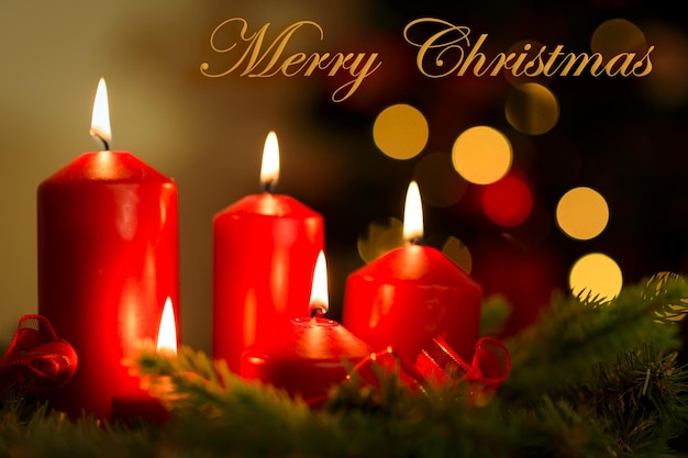 Świąteczna kartka z życzeniami romantyczne świecące świece na tle pięknych świateł bokeh z tekstem Wesołych Świąt