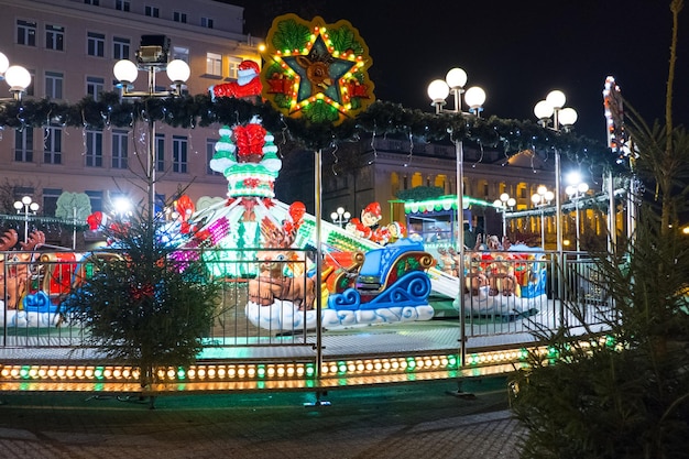 Świąteczna karuzela nocą rynek starego miasta polska europa