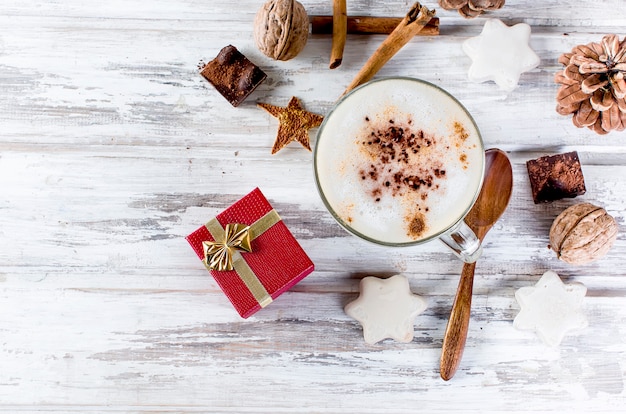 Zdjęcie Świąteczna kawa z mlekiem, przyprawami lub gorącym kakao, szyszki sosnowe