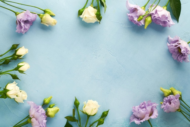 Świąteczna kompozycja kwiatowa fioletowy kolor i pudełko ze wstążką na jasnoniebieskim betonowym tle Koncepcja dnia matki Ramka z kwiatami Widok z góry Widok z góry z miejscem na kopię
