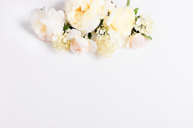 Świąteczna kompozycja kwiatowa na białym tle widok z góry
