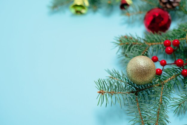 Świąteczna kompozycja świątecznych zabawek, słodyczy i świerkowych gałęzi
