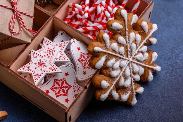 Świąteczna kompozycja z piernikowymi ciasteczkami i świątecznymi zabawkami