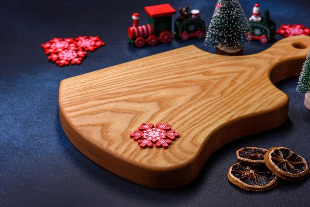 Świąteczna kompozycja z piernikowymi ciasteczkami i świątecznymi zabawkami