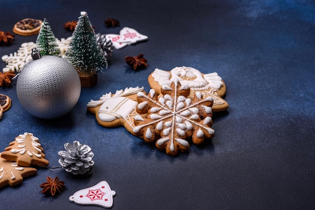 Świąteczna kompozycja z piernikowymi ciasteczkami Świąteczne zabawki szyszki i przyprawy