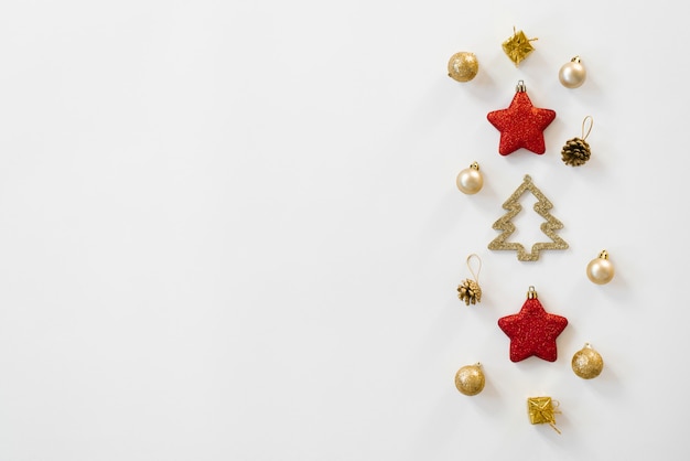 Świąteczna kompozycja ze złotymi i czerwonymi świątecznymi zabawkami