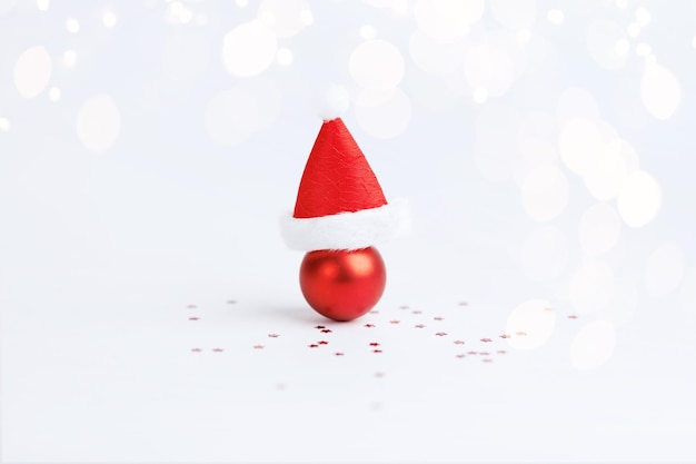 Świąteczna kula z bożonarodzeniowym kapeluszem na białym tle