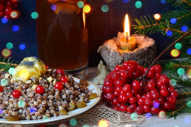 Zdjęcie Świąteczna kutya z kandyzowaną pomarańczą w kształcie gwiazdy kandyzowana pomarańcza w kształcie gwiazdy na deserze kutia uzvar napój z bakaliami na ukraińskie święta