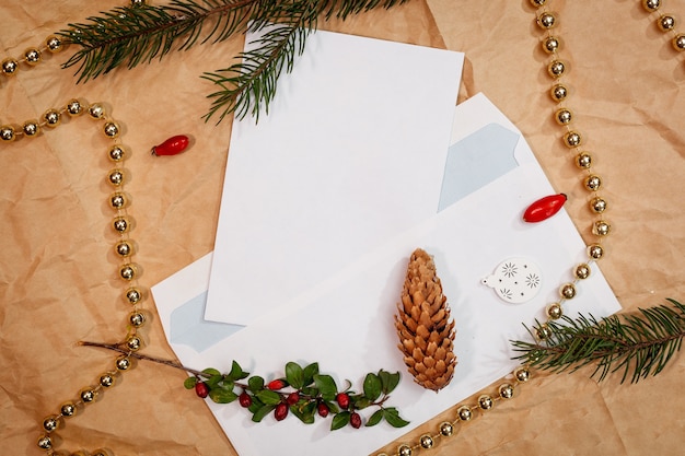 Zdjęcie Świąteczna makieta na pocztówkę z suszonymi owocami, papierem rzemieślniczym, pudełkiem prezentowym, ręcznie robionymi zabawkami świątecznymi
