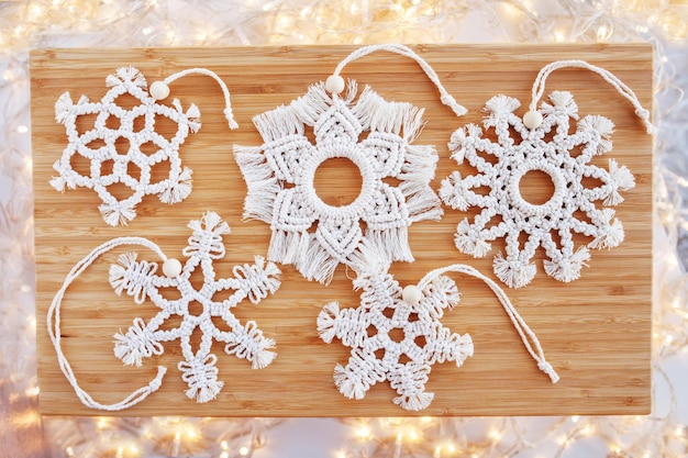 Świąteczna makrama dekor Świąteczna śnieżynka na lockramie Naturalne materiały bawełniana nić koraliki drewniane eko ozdoby ozdoby ręcznie robione dekoracje Święta zimowe i sylwestrowe