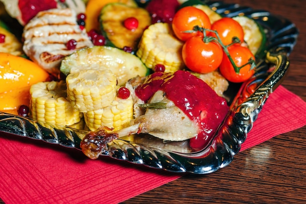 Świąteczna pieczona kaczka podawana na tacy Zbliżenie