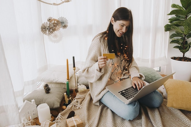 Świąteczna Wyprzedaż I Zakupy Do Domu Online Szczęśliwa Kobieta Korzystająca Z Laptopa I Karty Kredytowej Czarny Piątek