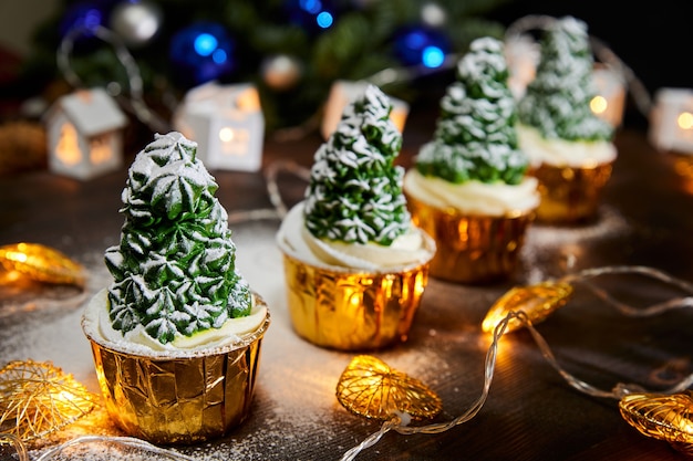 Świąteczne Babeczki w formie choinki ozdobionej cukrem pudrem