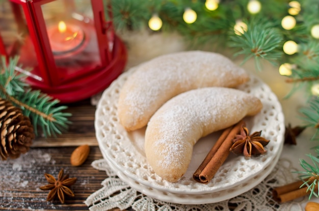 Zdjęcie Świąteczne ciasteczka cukrowe crescent posypane cukrem pudrem. selektywne skupienie