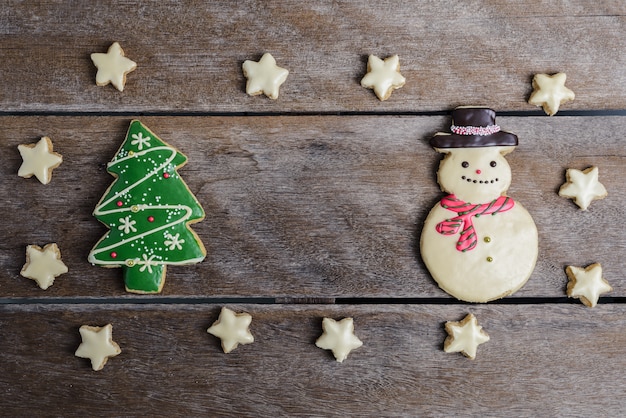 Świąteczne ciasteczka świąteczne i nowy rok w kształcie choinki, bałwana, śnieżynka, gwiazda