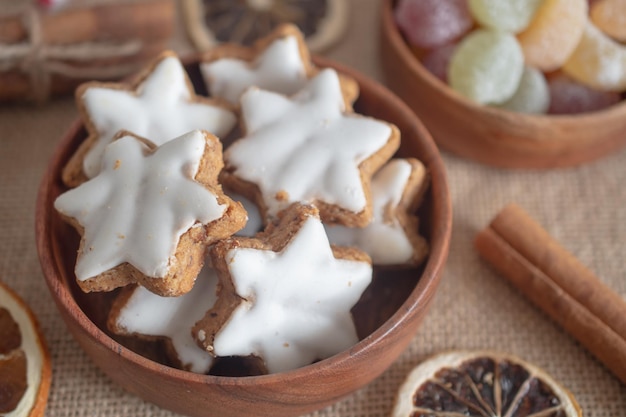 Świąteczne ciasteczka w kształcie gwiazdy z białym lukrem.