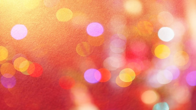 Świąteczne ciepłe tło lub kartka z życzeniami Blask słońca na jasnoczerwonym tle Niuanse pomarańczowo-żółtego różowego liliowego beżu i bieli Efekt bokeh