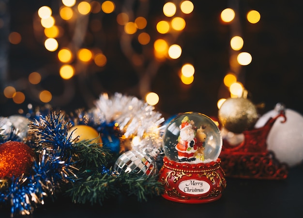 Świąteczne dekoracje z bokeh. Koncepcja nowego roku.