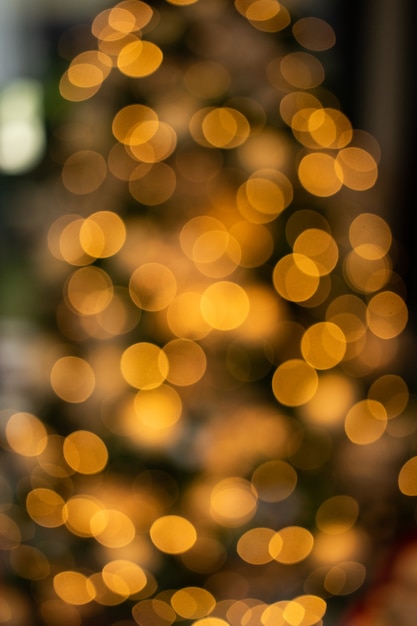 Świąteczne dekoracje złote ozdoby świąteczne żółte światła liście i renifery świąteczne dekoracje