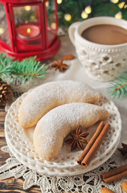Zdjęcie Świąteczne domowe ciasteczka z cukrem crescent. stonowane zdjęcie. selektywne skupienie