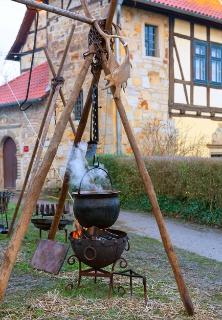 Świąteczne gotowanie przy ognisku na dziedzińcu zamkowym