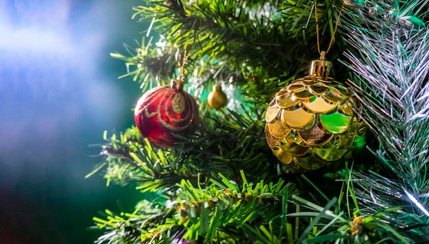 Zdjęcie Świąteczne i noworoczne tło kart powitalnych piękny szeroki kąt szablon świąteczny z świątecznymi zabawkami piłką na sosnie i podkreśla baner z kopią miejsca do projektowania wysokiej jakości zdjęcie