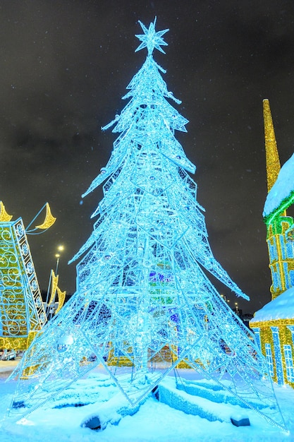 Świąteczne iluminacje postaci na ulicy miasta Burza śnieżna