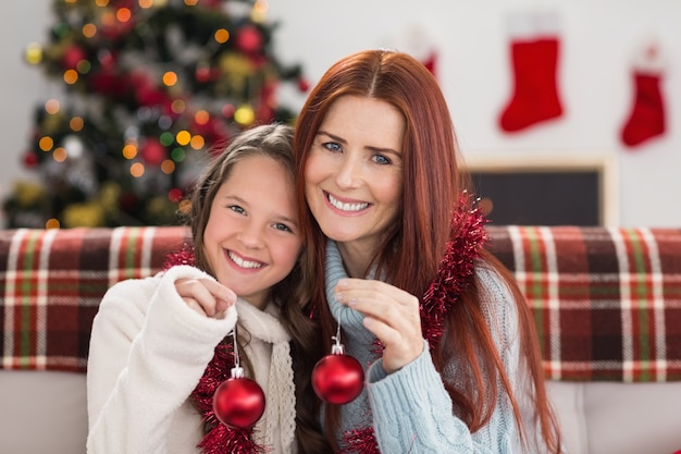 Świąteczne matki i córki mienia baubles