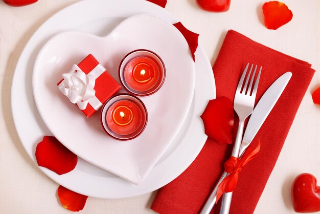 Świąteczne nakrycie stołu na Walentynki na jasnym tle
