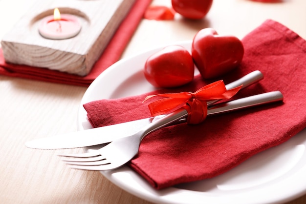 Świąteczne nakrycie stołu na Walentynki na tle stołu