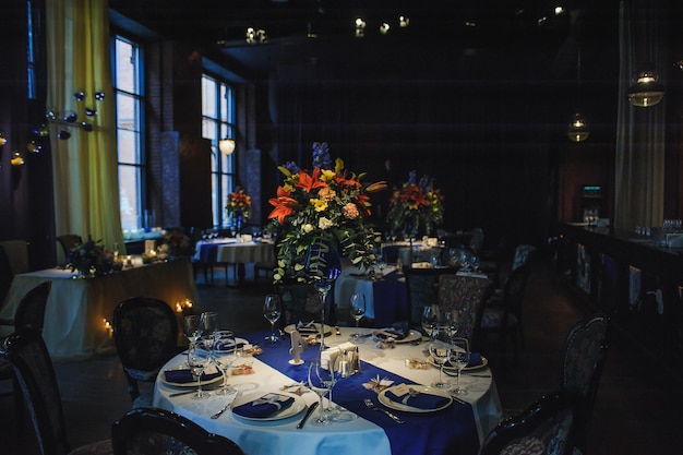 Świąteczne nakrycie stołu na wesele Udekorowana sala bankietowa weselna w stylu klasycznym Restauracja