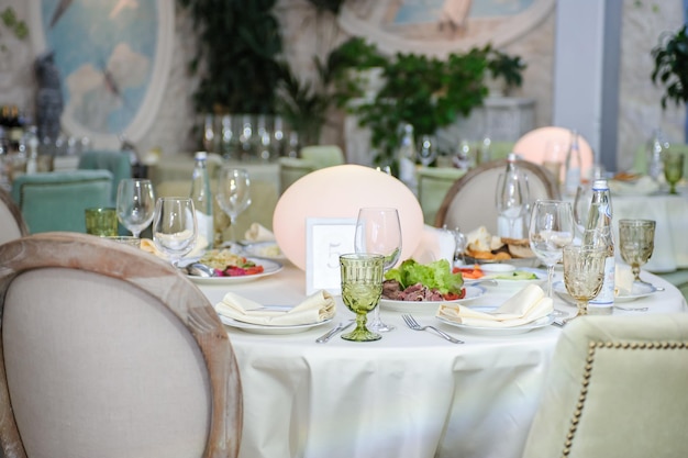 Świąteczne nakrycie stołu na wesele Udekorowana sala bankietowa Wnętrze restauracji na bankiet