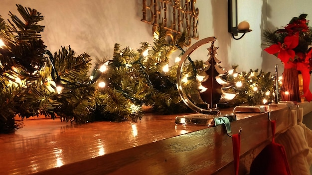 Zdjęcie Świąteczne oświetlenie i dekoracje na stole w domu