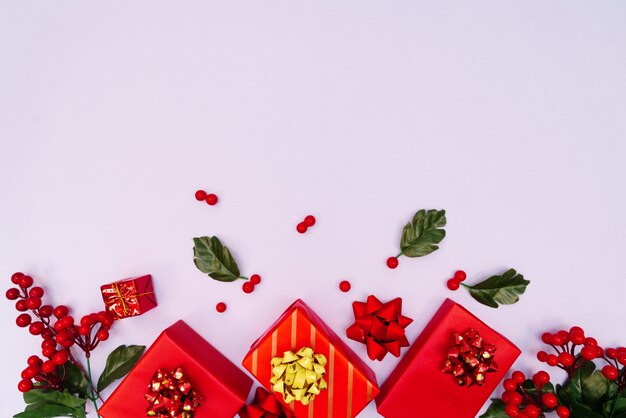 Świąteczne ozdoby. czerwone pudełko na fioletowym tle. Boże Narodzenie, zima, nowy rok koncepcji. Leżał płasko, widok z góry, miejsce