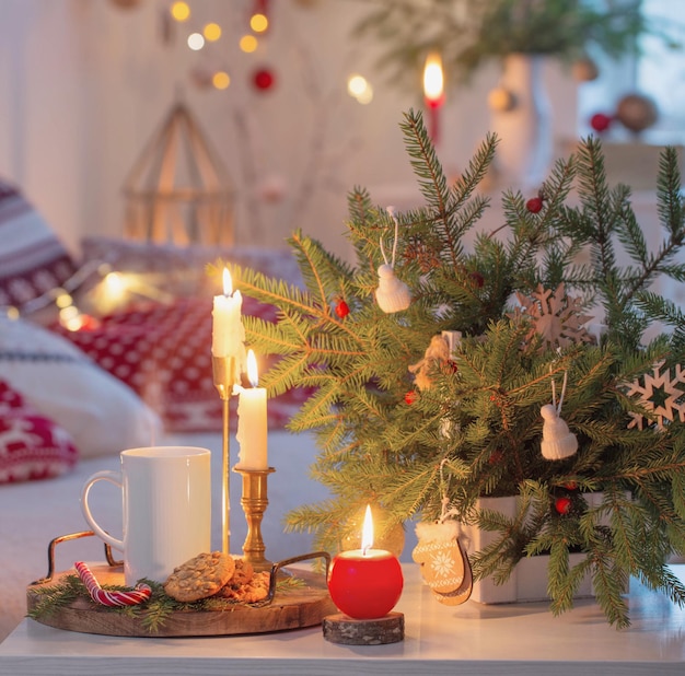 Świąteczne ozdoby do domu ze świecami w czerwono-białej kolorystyce
