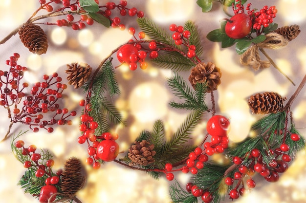 Świąteczne ozdoby i dekoracje świąteczne na czerwonym tle