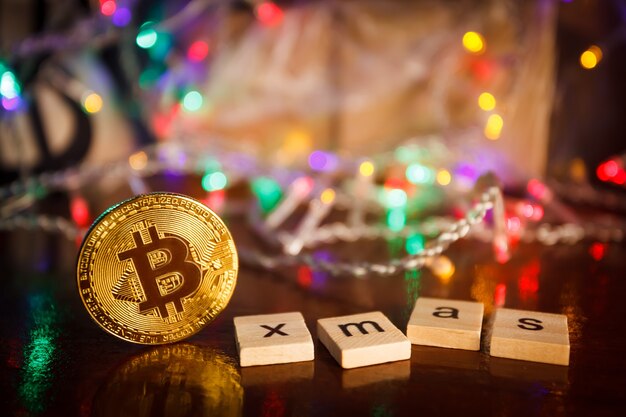 Świąteczne prezenty w postaci girlandy bitcoin i gałęzi jodłowych