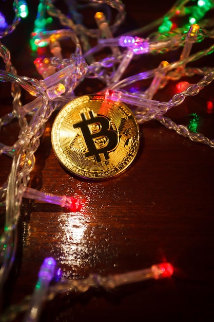 Świąteczne prezenty w postaci girlandy bitcoin i gałęzi jodłowych