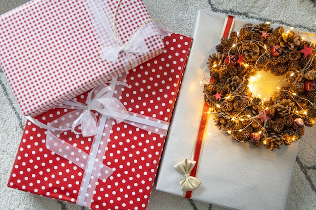 Świąteczne pudełka na prezenty owinięte czerwonym papierem przygotowujące do świąt