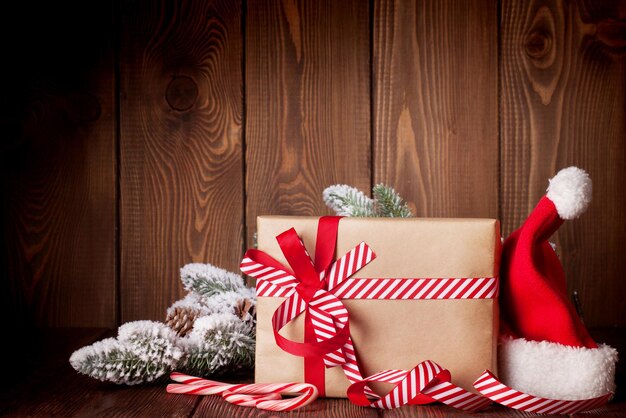 Zdjęcie Świąteczne pudełko i czapka świętego mikołaja