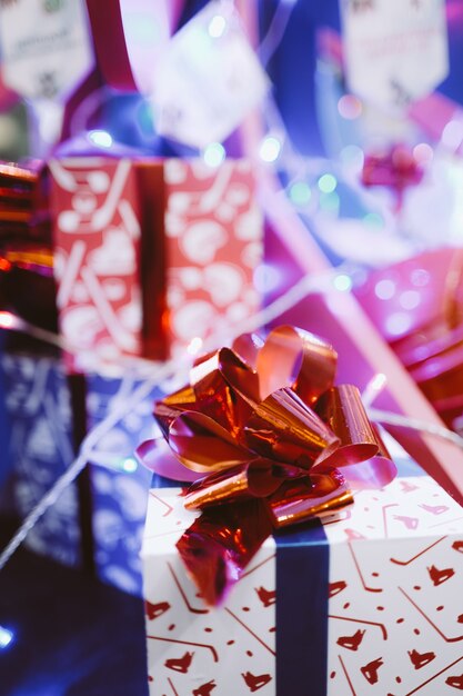 Świąteczne pudełko z czerwoną wstążką Dekoracje noworoczne papierowe opakowanie prezentów mikołajkowych