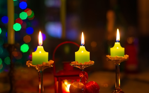 Świąteczne świece na świątecznym stole
