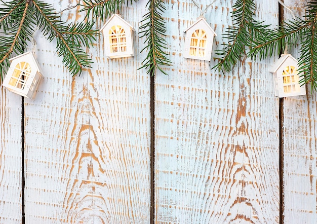 Świąteczne tło Girlanda w postaci domów na drewnianych deskach
