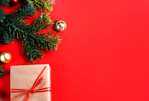 świąteczne tło ozdobione świątecznymi prezentami i gałęziami jodły z pustą przestrzenią