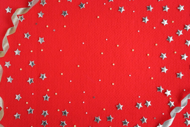 Świąteczne tło tekstylne w kolorze czerwonym z jasnymi złotymi dekoracjami widok z góry