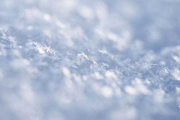 Świąteczne tło ze śniegiem i światłami Koncepcja zimowa i świąteczna