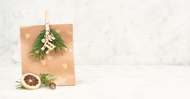 Świąteczne torby na prezenty na niespodziankę z gałązek jodły, piernikowy łoś, jagody pokryte śniegiem
