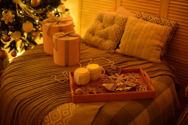 Zdjęcie Świąteczne wnętrze z pudełka na prezenty i świąteczne ognie