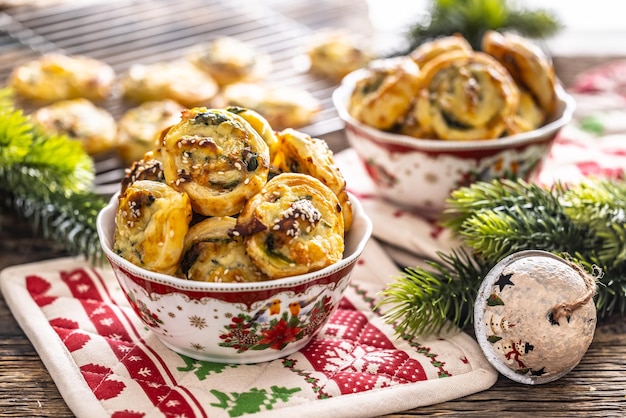 Świąteczne wypieki na słono mini pizzę w typowym świątecznym daniu i świątecznych dekoracjach